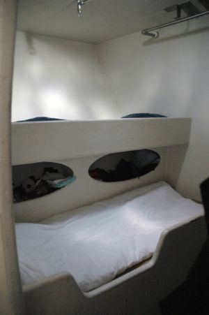 Besättningshytterna är även utrustade med ett hål för kläder och andra personliga tillhörigheter.