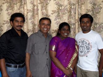 Daniel tillsammans med sin familj. Daniel var tidigare barnhemspojk och är numera pastor i Elidas församling i Indien. Daniels familj